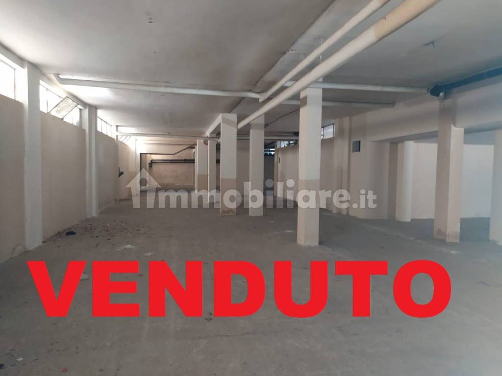 locale commerciale in vendita a Bari in zona Poggiofranco