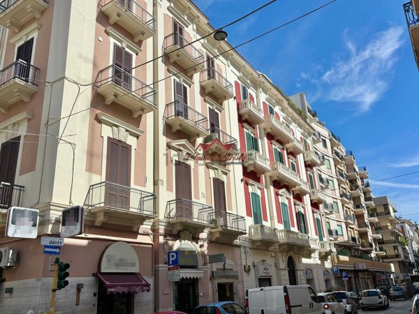 locale commerciale in vendita a Bari in zona Murat