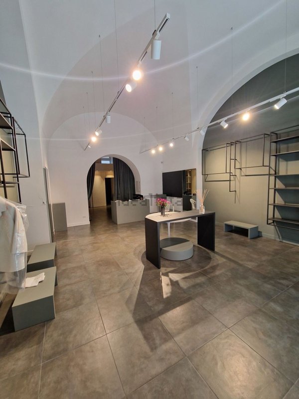 locale commerciale in vendita a Bari in zona Murat