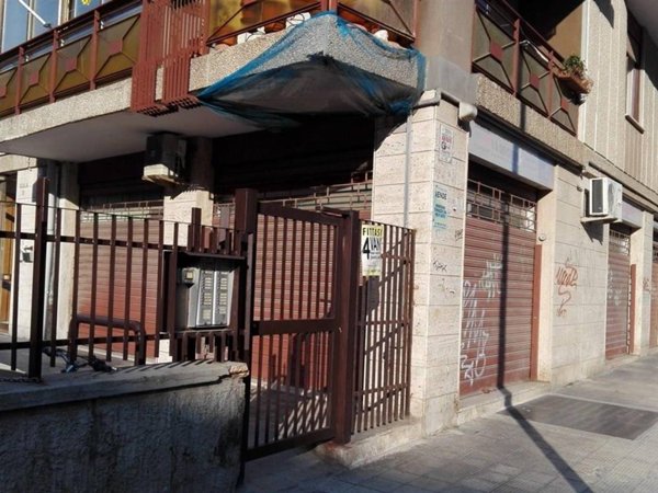 negozio in vendita a Bari in zona Picone