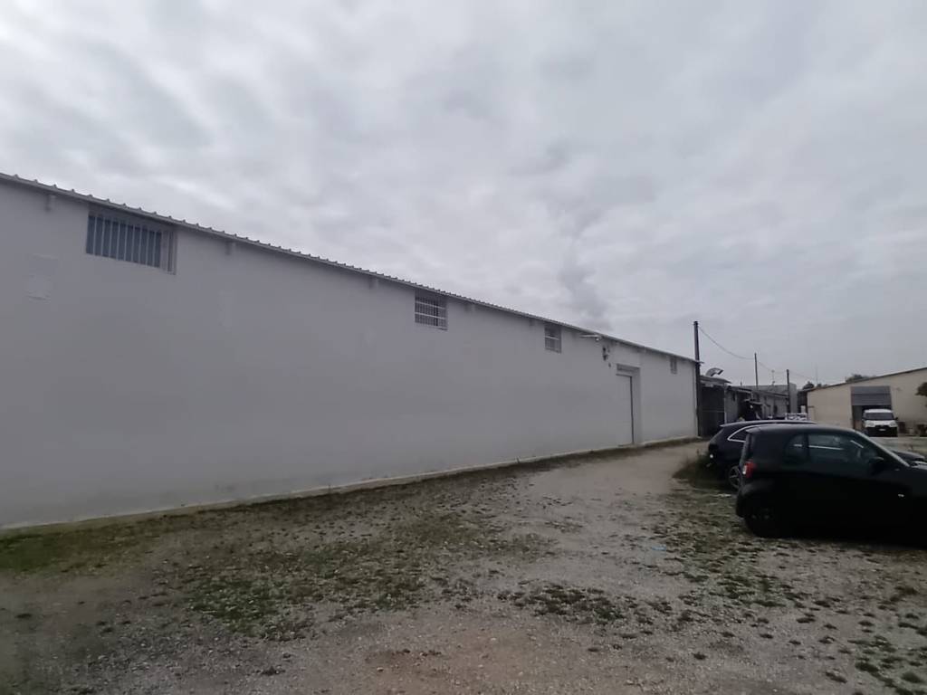 locale commerciale in vendita a Bari in zona Picone