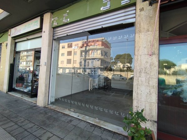 locale commerciale in vendita a Bari in zona Picone