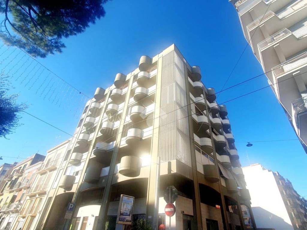 locale commerciale in vendita a Bari in zona Picone