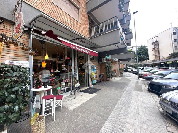 locale commerciale in vendita a Bari in zona Poggiofranco