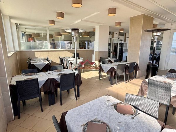 negozio in vendita a Bari in zona Torre a Mare
