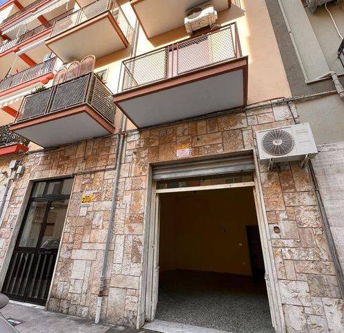 negozio in vendita a Bari in zona Picone