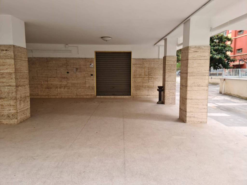negozio in vendita a Bari in zona Poggiofranco