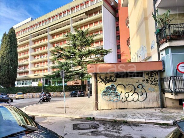negozio in vendita a Bari in zona Picone