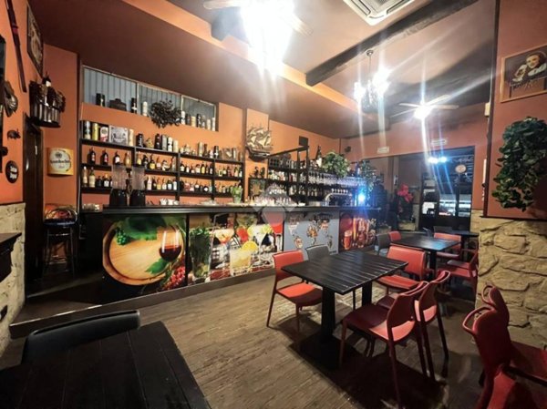 negozio in vendita a Bari in zona Picone