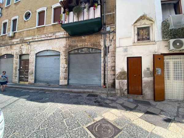 negozio in vendita a Bari in zona Città Vecchia