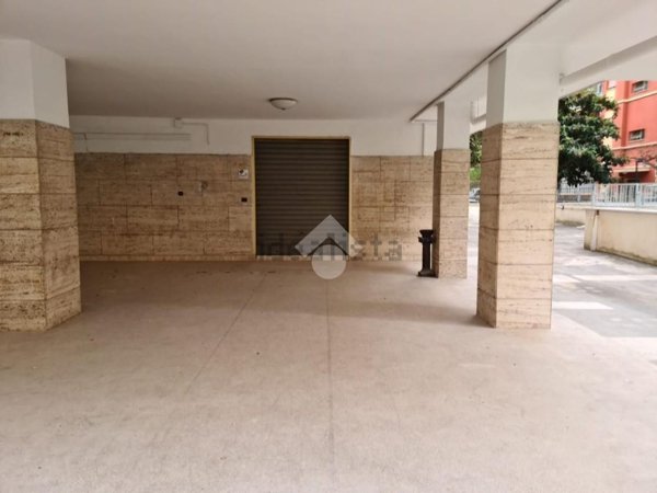 locale commerciale in vendita a Bari in zona Poggiofranco