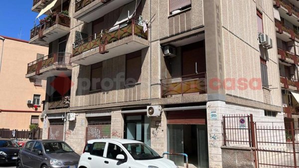 negozio in vendita a Bari in zona Picone