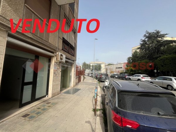 negozio in vendita a Bari in zona Picone