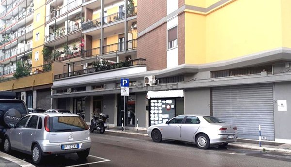 locale commerciale in vendita a Bari in zona Picone