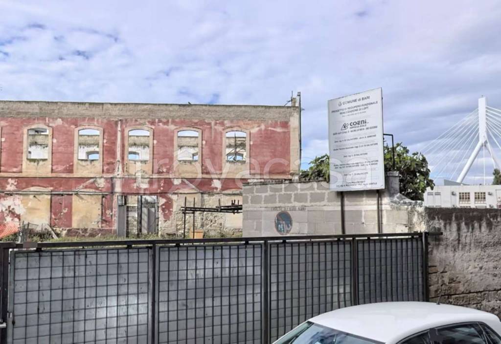 capannone in vendita a Bari in zona Libertà