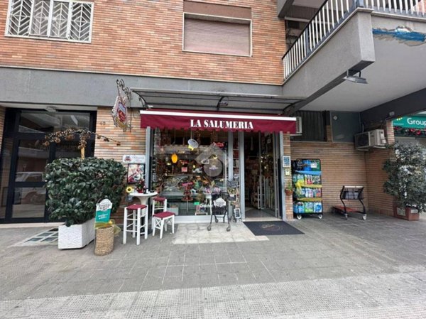 negozio in vendita a Bari in zona Poggiofranco