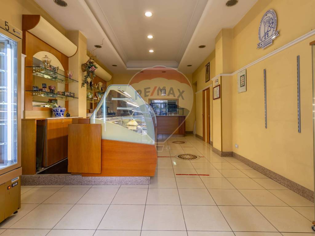 negozio in vendita a Bari in zona Libertà