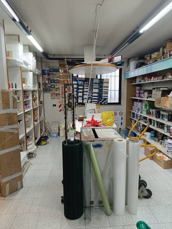 locale commerciale in vendita a Bari