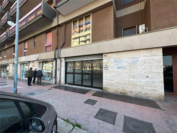 locale commerciale in vendita a Bari in zona Libertà