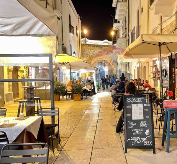negozio in vendita a Bari in zona Città Vecchia