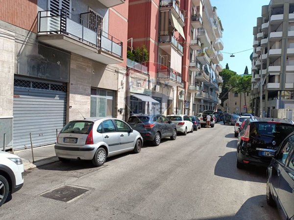 locale commerciale in vendita a Bari in zona Carrassi