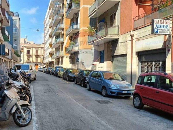 locale commerciale in vendita a Bari in zona Carrassi