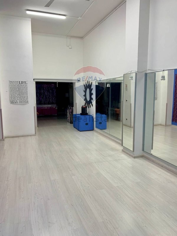 locale commerciale in vendita a Bari in zona Poggiofranco