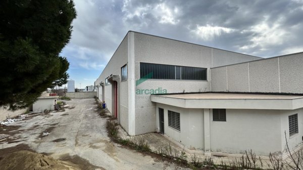 negozio in vendita a Bari in zona Zona Industriale