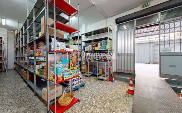 locale commerciale in vendita a Bari in zona Poggiofranco