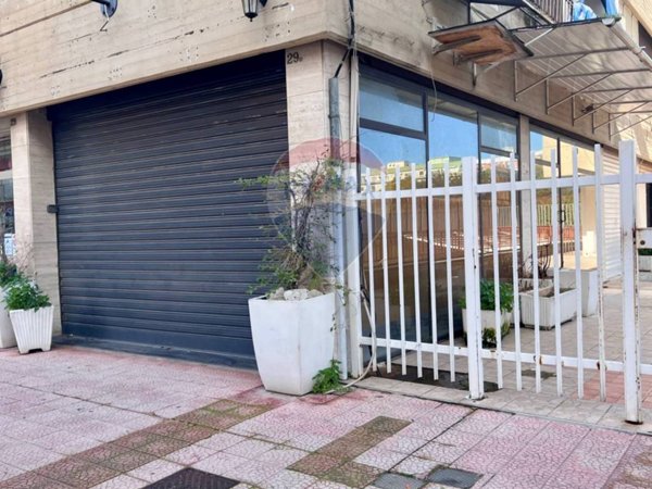 locale commerciale in vendita a Bari in zona Poggiofranco
