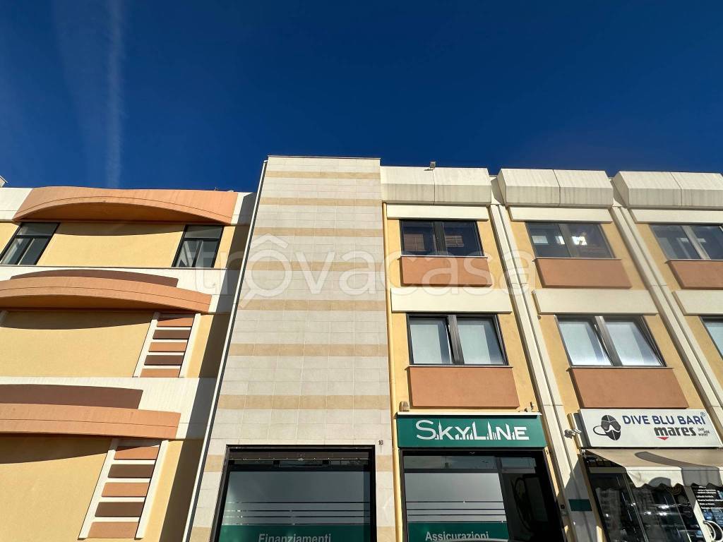 negozio in vendita a Bari in zona Mungivacca