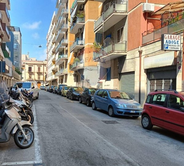 locale commerciale in vendita a Bari in zona Carrassi