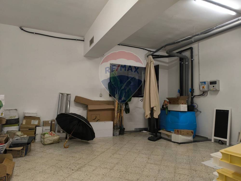 locale commerciale in vendita a Bari in zona Poggiofranco