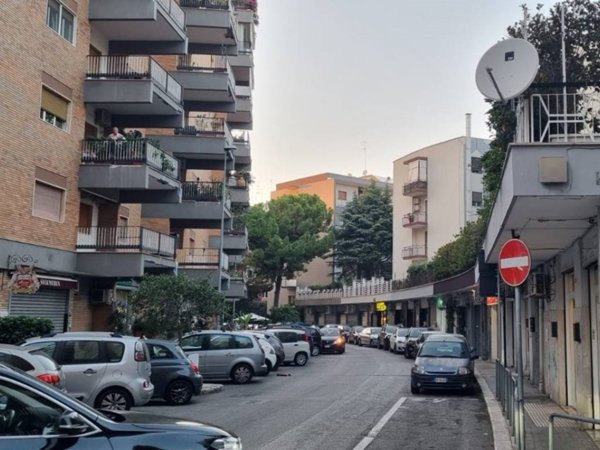 negozio in vendita a Bari in zona Poggiofranco
