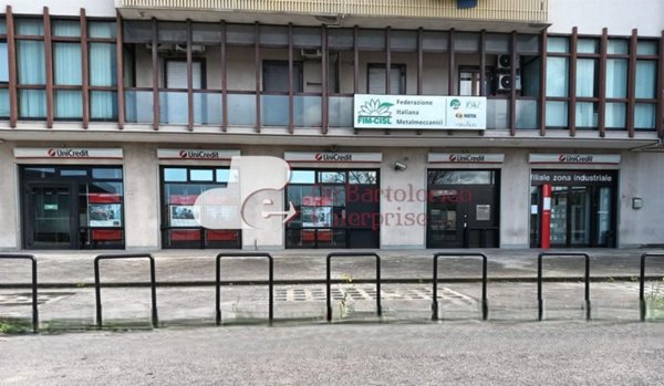 negozio in vendita a Bari in zona Stanic