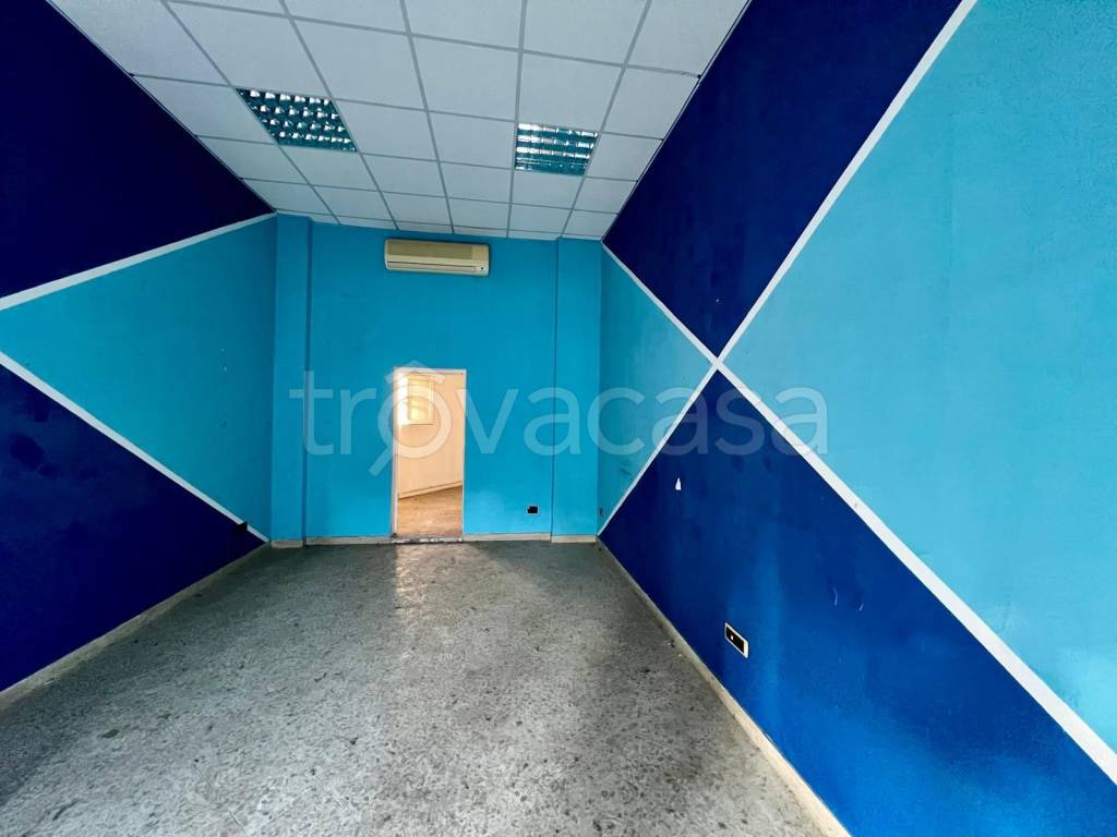 locale commerciale in vendita a Bari in zona Picone