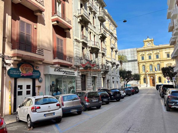 locale commerciale in vendita a Bari in zona Murat