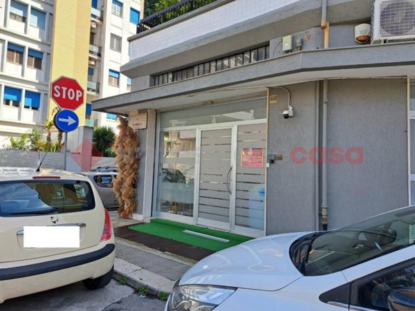 negozio in vendita a Bari in zona Picone