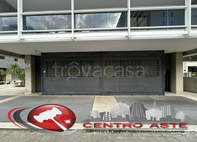 negozio in vendita a Bari in zona Picone