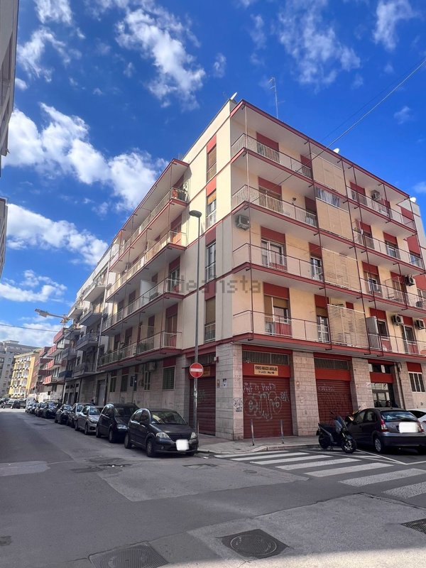 locale commerciale in vendita a Bari in zona Picone