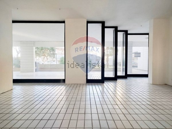 locale commerciale in vendita a Bari in zona Fesca