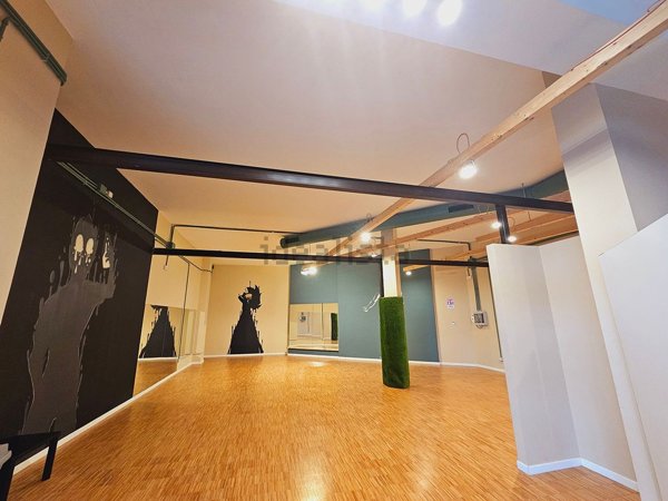 locale commerciale in vendita a Bari in zona Poggiofranco