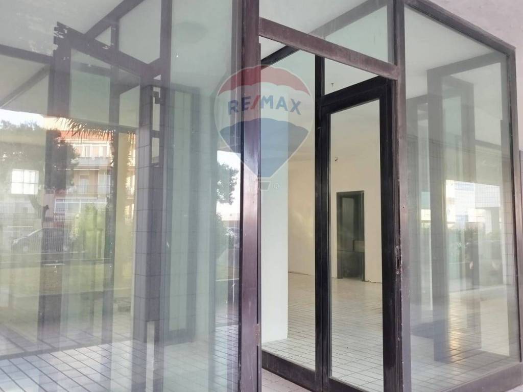 negozio in vendita a Bari in zona San Girolamo
