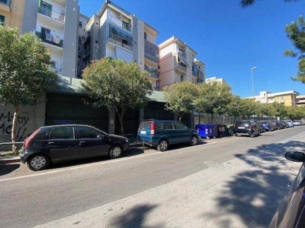 negozio in vendita a Bari in zona Picone