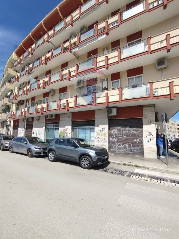 negozio in vendita a Bari in zona Picone