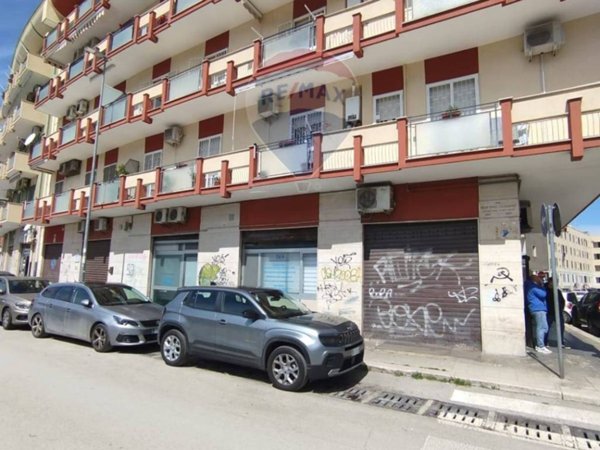 negozio in vendita a Bari in zona Picone