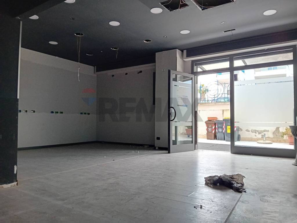 negozio in vendita a Bari in zona Torre a Mare