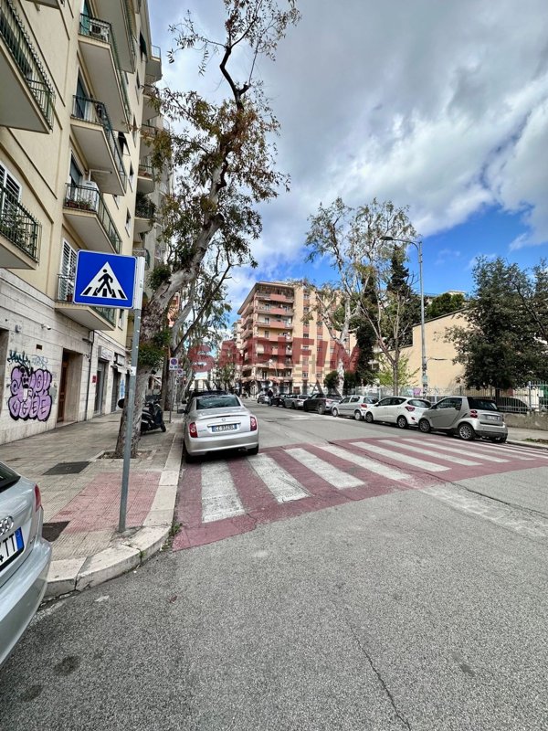 locale commerciale in vendita a Bari in zona Picone