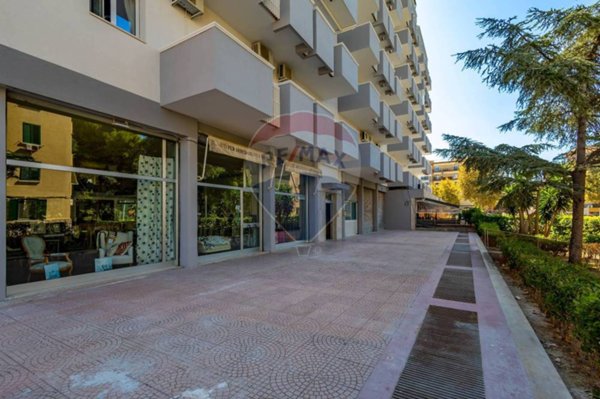 locale commerciale in vendita a Bari in zona Japigia