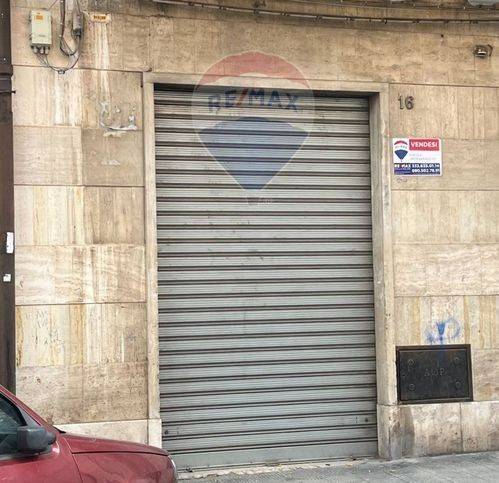 negozio in vendita a Bari in zona Libertà